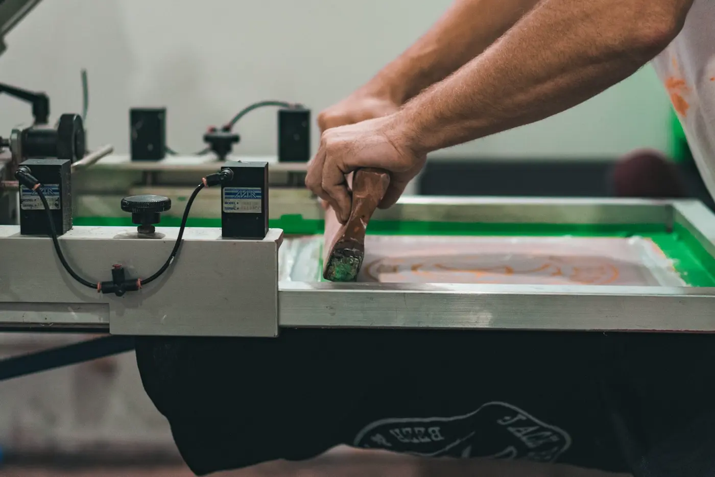 Stampa serigrafica di una grafica su capo scuro